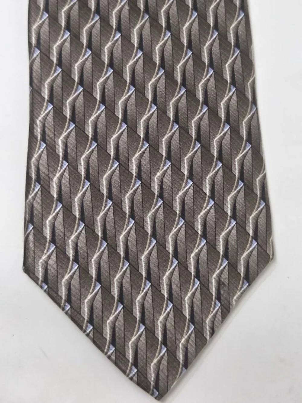 Gianfranco Ruffini Italy 100% Imported Silk Tie Gray Geometric Pattern 60 Inch